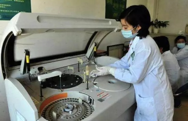 抽血前到底能不能吃飯?抽那么多管血,會(huì)不會(huì)影響健康?